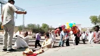 श्मशान भूमि में प्रवेश करना हुआ टेढ़ी खीर चार लाइनें, उबड़-खाबड़ मार्ग को पार करना जोखिम भरा